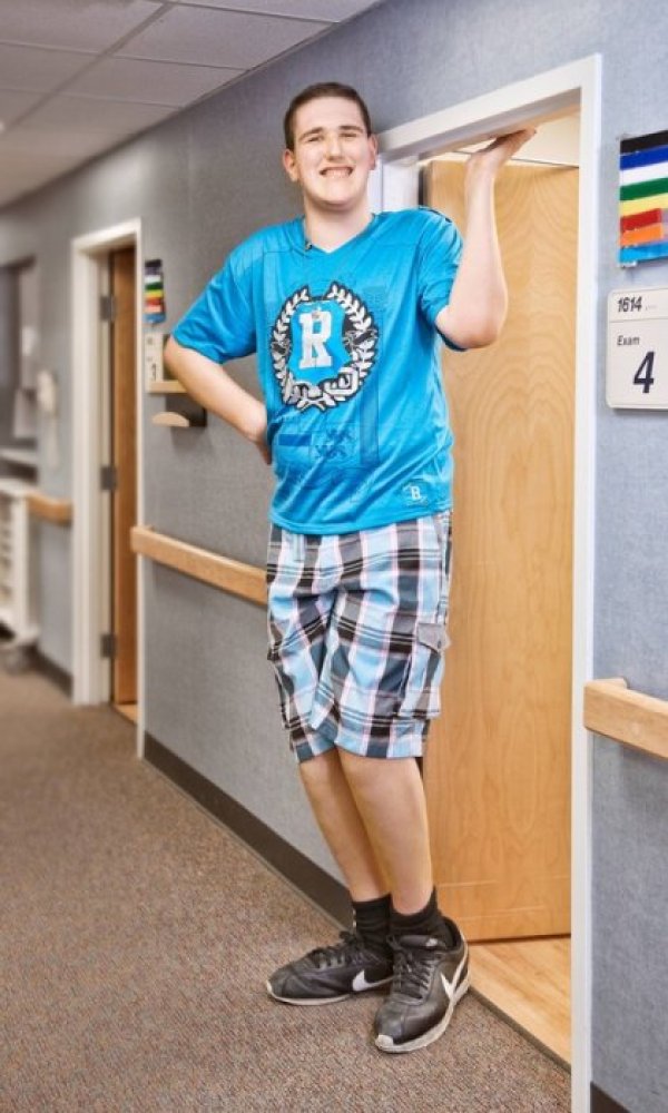 Най-високият тийнейджър е Брок Браун. Той е висок 2,2 метра и специално за него спортен гигант произвежда обувки, които да му стават.Снимка: Guiness