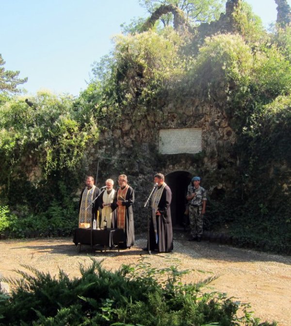 В Плевен бе отслужена панихида за загиналите 6500 бойци и офицери в Третия щурм за освобождението на града в Руско-турската война от 1877-78 г. Ритуалът се състоя до Костницата в Скобелевия парк-музей, където на днешния ден преди 137 години се е състояла битката. Снимка: БТА