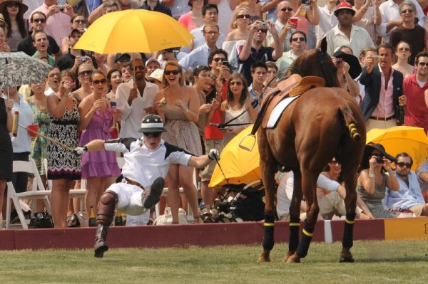 Хари пада от коня, докато играе поло в Ню Йорк. Снимка: Reuters