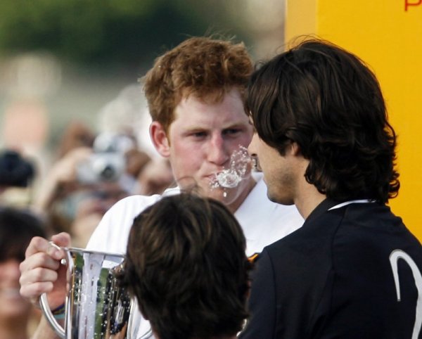 Хари залива с шампанско съотборник след победа на поло. Снимка: Reuters