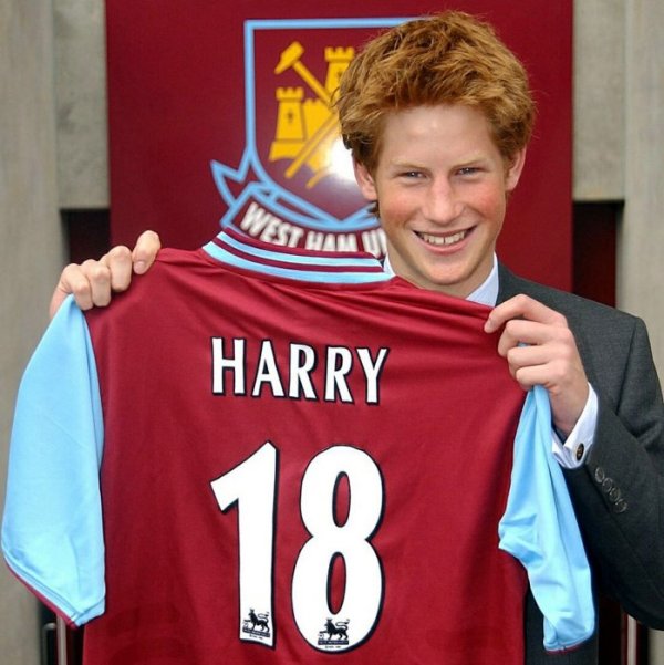 Подарък за рождения ден на Хари - фланелка на любимия Уест Хям. Снимка: Reuters