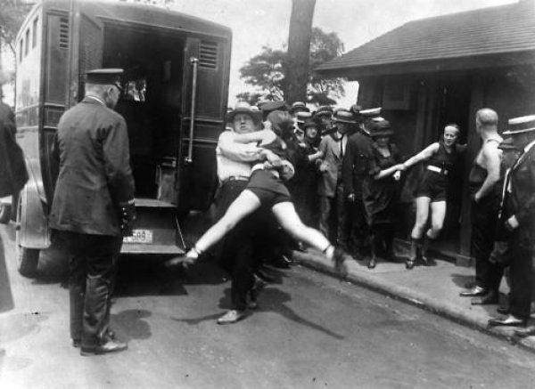 1922 година. Жена от Чикаго е арестувана, защото банският й показва краката повече от необходимото. Снимка: blackandwtf