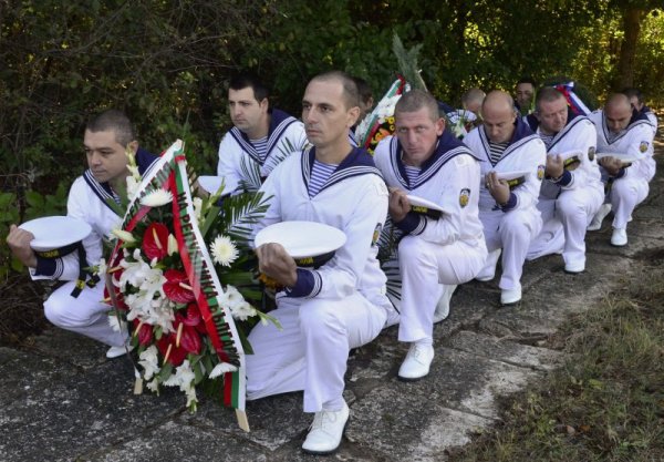 Със заупокойна панихида, минута мълчание и военни почести пред паметната плоча на загиналите за Освобождението на Добруджа, започнаха тържествата по повод 74 години от възвръщането на Южна Добруджа към пределите на България. Денят е и празник на град Добрич. Снимка: БТА