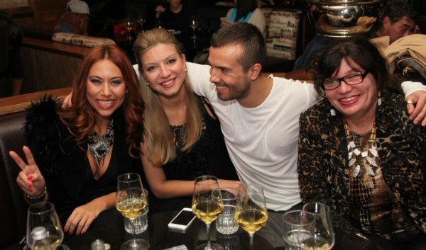 Певецът в компанията на колежките си Теди Кацарова и Йоана Драгнева. Снимка: Теди Грозданов