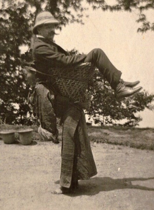 Жена носи британски богаташ в Западна Бенгалия, 1903 година. Снимка: vintagepics.centerblog.net