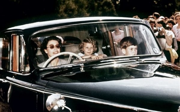 Кралица Елизабет II зад волана, в колата са принц Чарлз и принцеса Анна, 1957 година. Снимка: historianbook.com