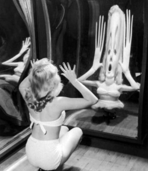 Мерилин Монро в криво огледало, 1950 година. Снимка: vintagepics.centerblog.net