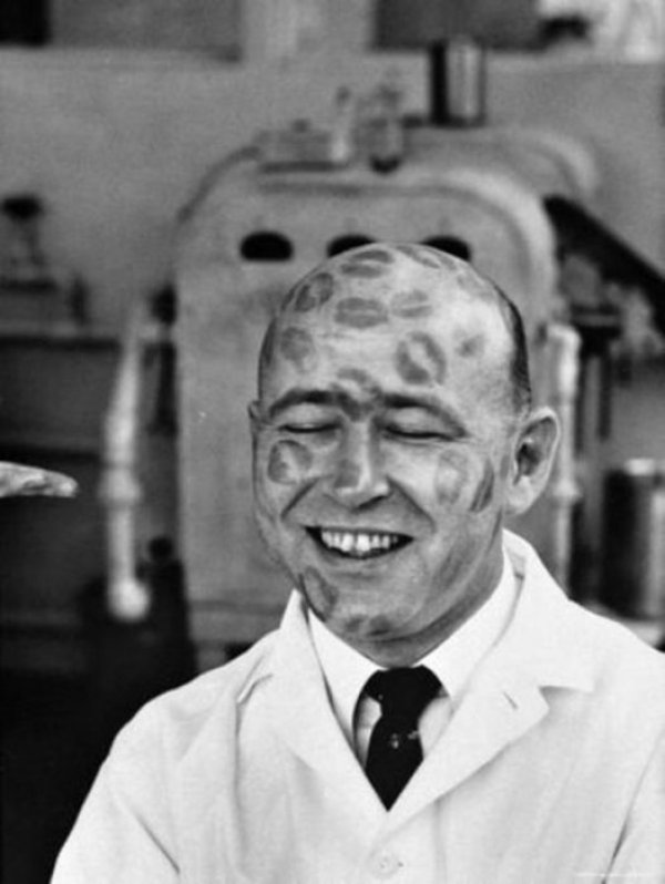 Тест на козметика през 1950 година. Снимка: vintagepics.centerblog.net