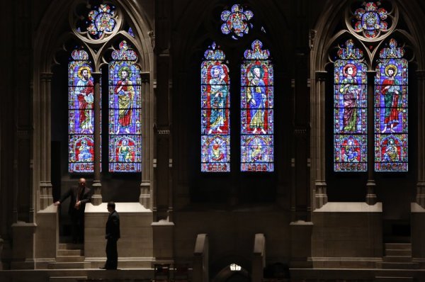 Служител на Сикрет Сървис охранява от балкона на Националната катедрала във Вашингтон преди пристигането на Обама. Снимка: Reuters