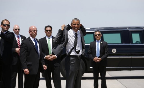 Обама е охраняван от агенти на Сикрет Сървис при пристигането му на летището преди излитане с президентския самолет. Снимка: Reuters