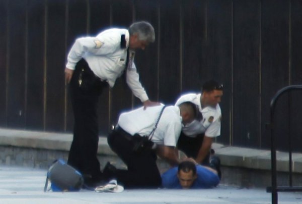 Агенти арестуват мъж, който хвърлял бомбички по Белия дом. Снимка: Reuters