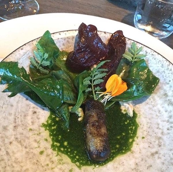 Печен корен от маруля с диви зеленчуци и сос от лимон и върбинка. Снимка: Instagram