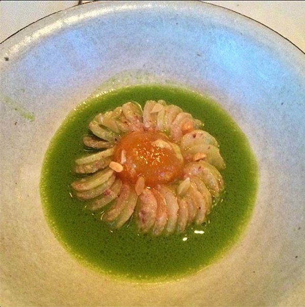 Пресни картофи с листа от рози и изсушен жълтък. Снимка: Instagram