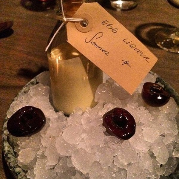 Яйчен пунш с мариновани череши. Снимка: Instagram