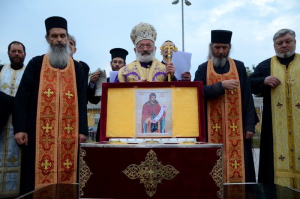 Мощите на Св.Игнатий бяха посрещнати на ГКПП&quot;Капитан Петко Войвода&quot; от старозагорският митрополит Галактион. До българо-гръцката граница ги съпровождаха руски и български монаси. Светините идват от руския манастир &quot;Св.Пантелеймон&quot; в Атон. Мощите идват в България по повод 200 години от обезглавяването на Св.Игнатий и отпътуват за родното му място Стара Загора. Снимка: Impact Press Group