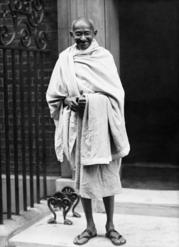Махатма Ганди пред Даунинг Стрийт 10 в Лондон. Годината е 1930-а. Снимка: centerblog