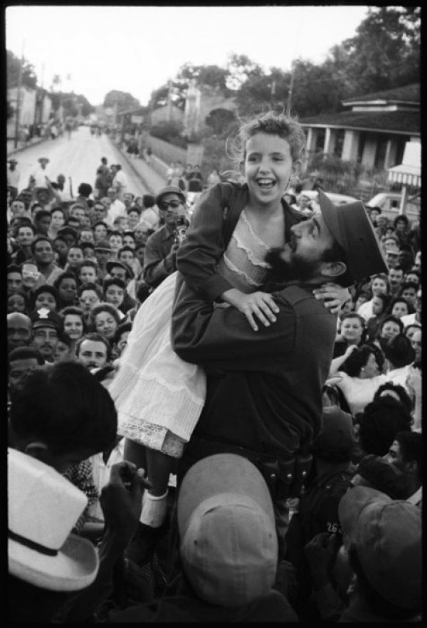 Куба, 1959 г. Фидел Кастро повдига дете под бурните аплодисменти на съмишленици. Снимка: centerblog