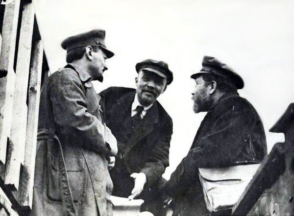 Каменев, Ленин и Троцки по време на партиен конгрес през 1919 г. Снимка: centerblog