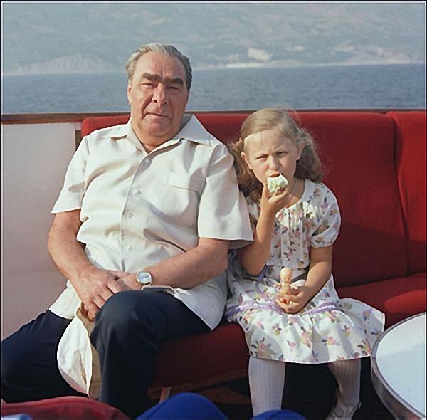 Леонид Брежнев заедно със своята внучка. Снимка: leonidbrezhnev.narod.ru