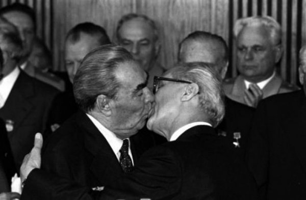 Прословутата целувка между Леонид Брежнев и Ерих Хонекер. Снимка: leonidbrezhnev.narod.ru