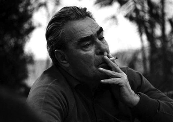 Време за почивка с цигара в ръка. Снимка: leonidbrezhnev.narod.ru