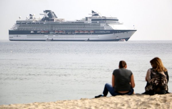 Огромният туристически лайнер Celebrity Constellation акустира във варненскиия залив, след като не можа да влезе на Морска гара заради големината си. Корабът превозва над 2000 туристи, обслужвани от 1000 души екипаж. Снимка: Impact Press Group
&nbsp;