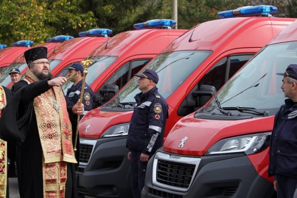 На официална церемония в Главна дирекция &quot;Жандармерия&quot; София бе представена новата оперативна техника на ГД &quot;Пожарна безопасност и защита на населението&quot;, закупена с европейски средства. Българските огнеборци получиха верижна техника, високопроходими пожарни автомобили и други. Снимка: БТА