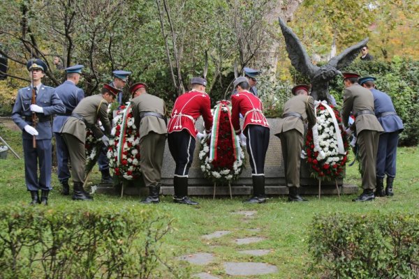 Пред паметника на героите парашутисти на площад &quot;Народно събрание&quot; в София бе отбелязан Деня на парашутиста. Снимка: БТА