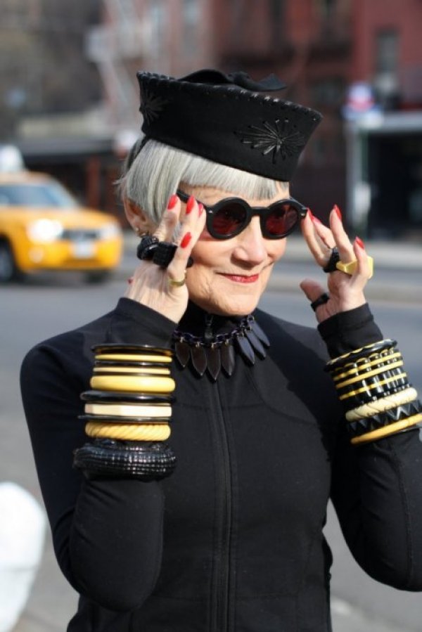 Малко комплекси, много аксесоари. Снимка: advancedstyle.blogspot.ru