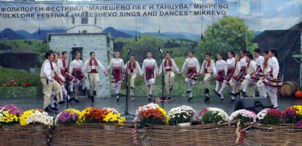 На откритата сцена на площада в село Микрево, община Струмяни, започна 11-ото си издание на Международния фолклорен фестивал &quot;Малешево пее и танцува&quot;. Около 2800 са изпълнителите от страната и чужбина, които ще се представят в тридневния форум на народното творчество, организиран от община Струмяни. Снимка: БТА
&nbsp;