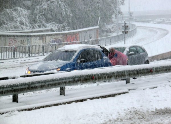 Първият сняг блокира движението във Велико Търново. Десетки автомобили са закъсали на входа на старата столица по Южния пътен възел.&nbsp; Дърво падна върху кола на една от централните улици в града. Водачите са недоволни, че не се почистват своевременно пътните участъци.&nbsp; Снимка: Булфото