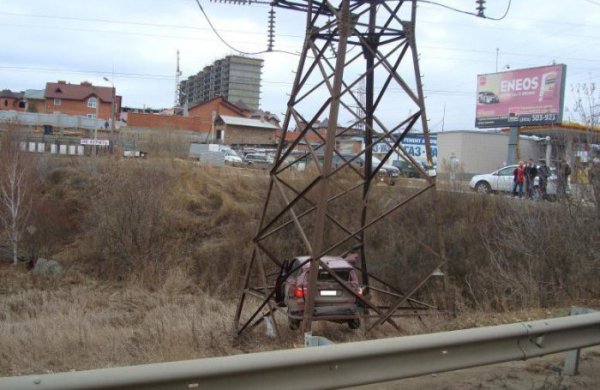 Изискват се особени умения да "паркираш" във вътрешността на електрически стълб. Снимка: kaifolog