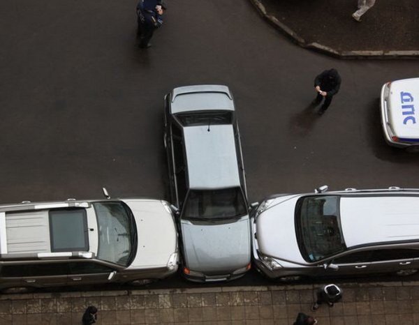 Само добър шофьор може да се вклини така в паркирани коли. Снимка: kaifolog