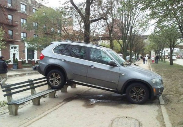 Кола, "поседнала" на пейка. Снимка: kaifolog