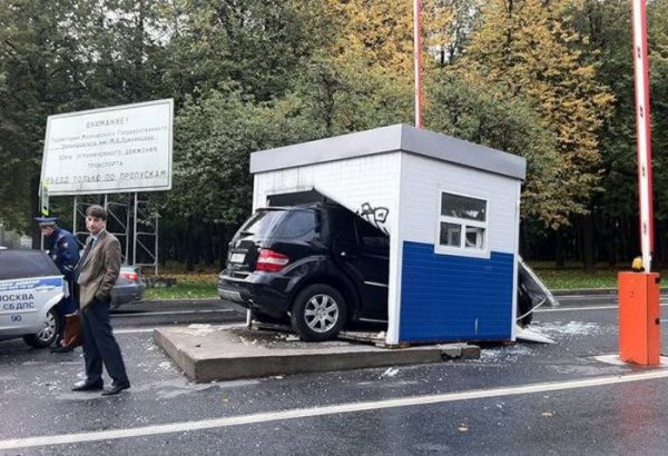 По краткия път - вместо през бариерата - през пункта. Снимка: kaifolog