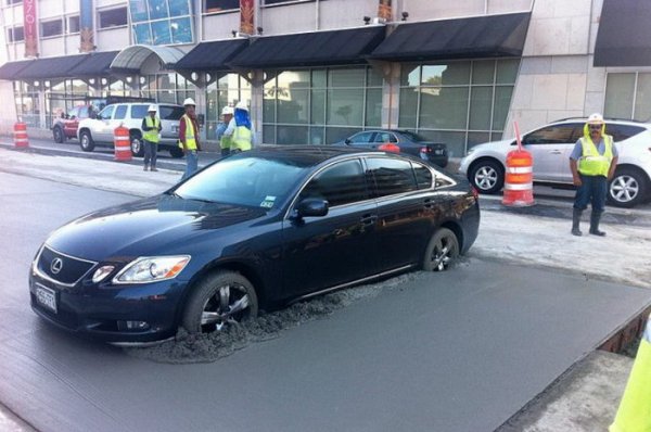 Това се случва, когато искаш пръв да пробваш новия асфалт. Снимка: kaifolog