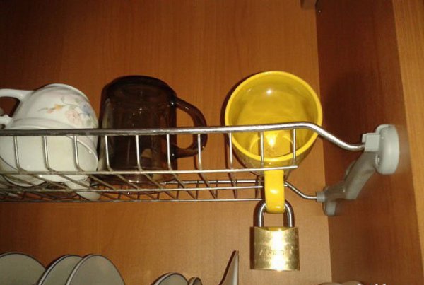 Интересен подход да не могат да използват чашата ви. Снимка: kaifolog