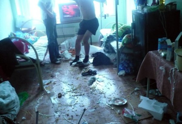 На пода няма чисто място. Снимка: kaifolog