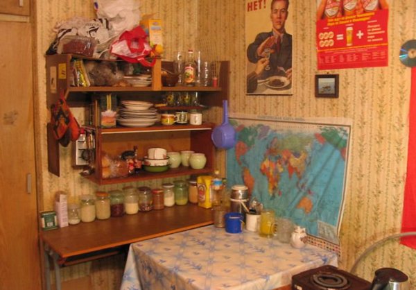 Един сравнително подреден шкаф с традиционните буркани. Снимка: kaifolog