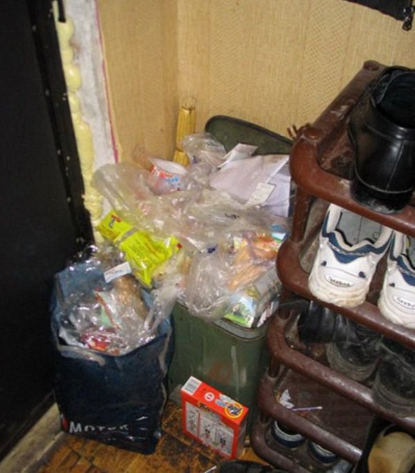 Кът за обувки и боклук. Снимка: kaifolog