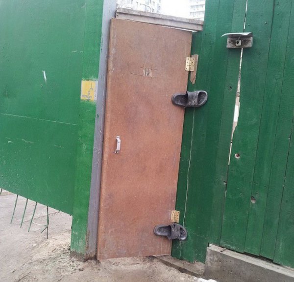 С подобни еластични "панти" вратата винаги стои затворена. Снимка: kaifolog