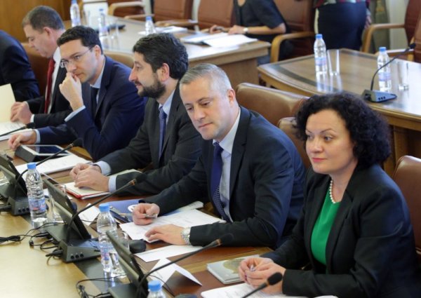 Новите министри Божидар Лукарски (на икономиката) и Ивелина Василева (на екологията) редом до &quot;старите&quot; - Христо Иванов и Даниел Митов. Снимка: БТА