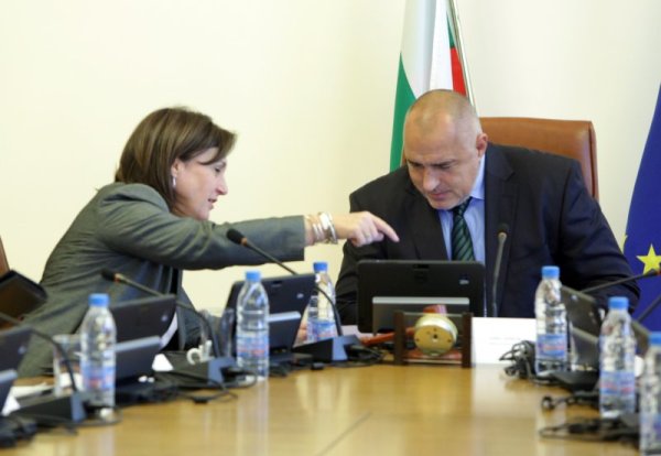 Новото вице Румяна Бъчварова оказва първа помощ на премиера с техниката. Снимка: БТА