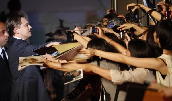 Лео раздава автографи след премиерата на "Генезис". Снимка: Reuters