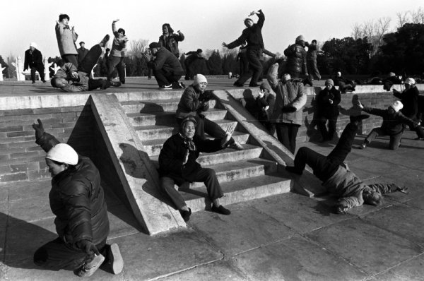 Традиционна китайска физзарядка в парк в Пекин през 1988 година. Снимка: Reuters