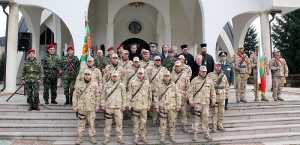 Пред църквата &quot;Висарион Смоленски&quot; се състоя церемония по официалното изпращане на военнослужещи за непосредствена охрана на мисия в Афганистан. Групата е формирана изцяло от военнослужещи от 101 алпийски батальон в Смолян. Снимка: БТА