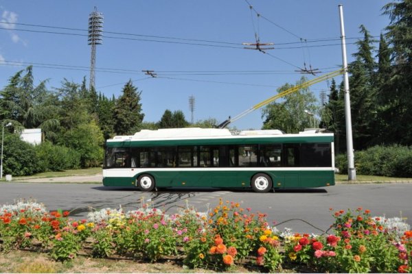 Последните три от общо осем тролейбуса, които Стара Загора придобива по проект на оперативна програма &quot;Околна среда&quot;, влизат в експлоатация от петък. Те предлагат отлични условия за комфортно пътуване &ndash; климатизация, ниска платформа, платформа за инвалиди и детски колички, гласово назоваване на всяка спирка. Модерните превозни средства са съвместно производство на &bdquo;Соларис&quot;, Полша и &bdquo;Шкода електрик&quot;, Чехия. Снимка: Община Стара Загора