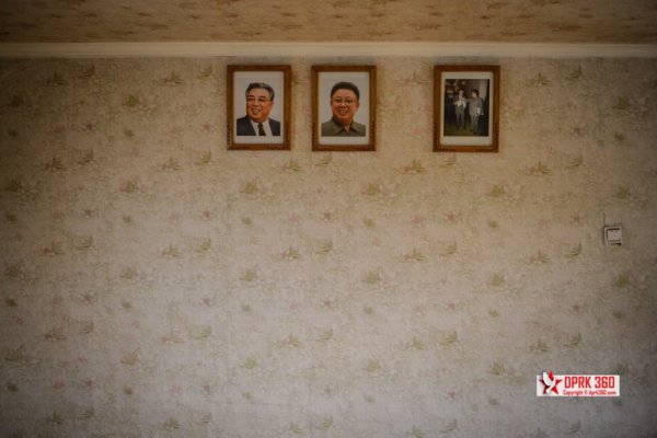Задължителните портрети на стената. Снимка: DPRK 360
