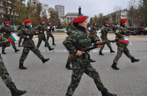 Бойци и командири от хасковския военен гарнизон от състава на Втора Тунджанска лекопехотна бригада почетоха Деня на сухопътните ни войски с поднасяне на венци и цветя пред Паметника на незнайния войн и демонстрации с хватки с оръжие на гвардейски взвод на площад &quot;Свобода&quot;. Снимка: БТА
&nbsp;