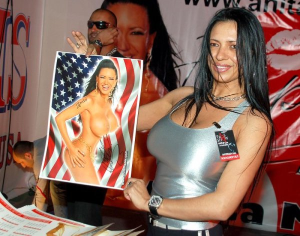 Анита държи свой плакат на Ерос шоу през 2007 г. Снимка: Булфото